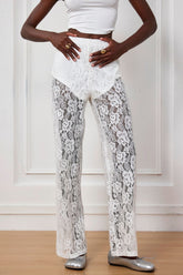 Lilyana – Spitzenhose mit Cut-outs und Blumenmuster
